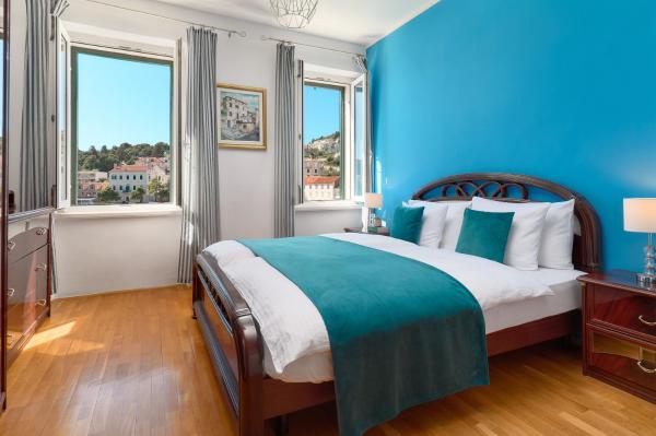 A la foto es mostra l'objecte Sun Spalato Fara situat a la ciutat de Hvar.
