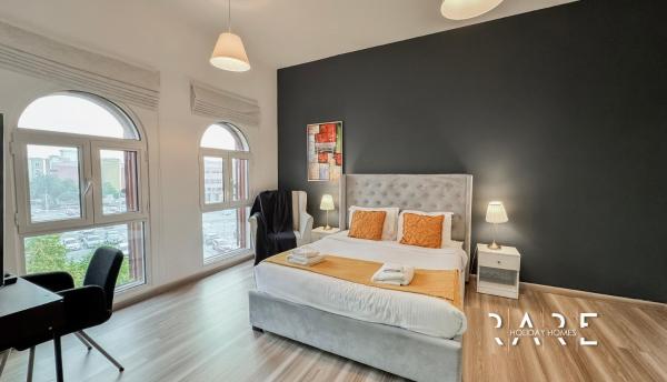 Na foto é possível ver o objeto Rare Holiday Homes - Mediterranean Cluster - Near Ibn Battuta Mall - Discovery Garden - Building# Med 79 - R203 localizado na cidade de Dubai.