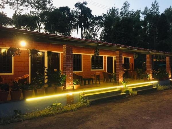 Na fotografii je vidět objekt Banakal Hosmane Homestay nacházející se ve městě Mudigere.