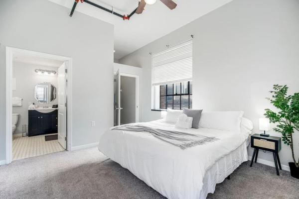 Chic 2BR-Parking, Rooftop,Near Arrowhd & TMobile, Kansas City