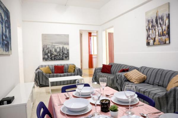 A la foto es mostra l'objecte Spacious 4BR Sliema Apt with Terrace & Top Location by 360 Estates situat a la ciutat de Sliema.