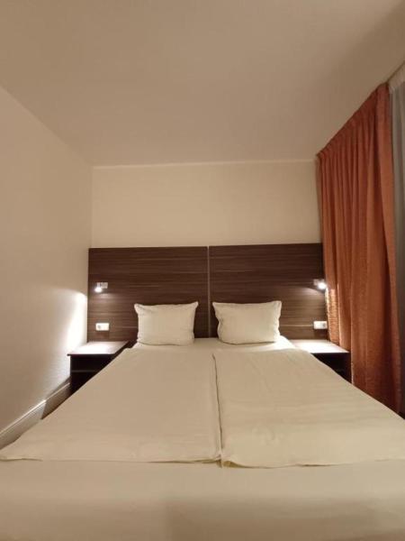 На фото показан объект Hotel ARIANA Köln, расположенный в городе Кёльн.
