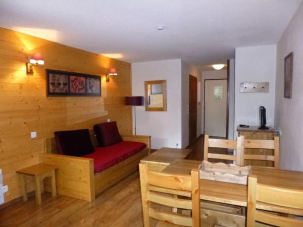 The photo shows the Studio accueillant avec balcon, parking et wifi - Brides-les-Bains - FR-1-512-250 located in the city of Brides-les-Bains.