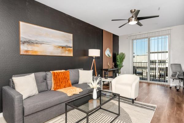 Auf dem Foto ist das Objekt Sleek 2BR-Spring Training! w Pool, Gym&Parking in der Stadt Tempe zu sehen.