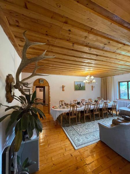 Na zdjęciu widoczny jest obiekt Kordon guest house położony w mieście Krasnyy Most.