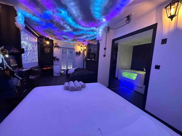 A la foto es mostra l'objecte Apartment Cinema, Jacuzzi, Borne arcade situat a la ciutat de Bordeus.