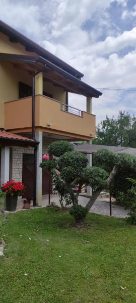 Na zdjęciu widoczny jest obiekt Apartment Pino położony w mieście Roč.