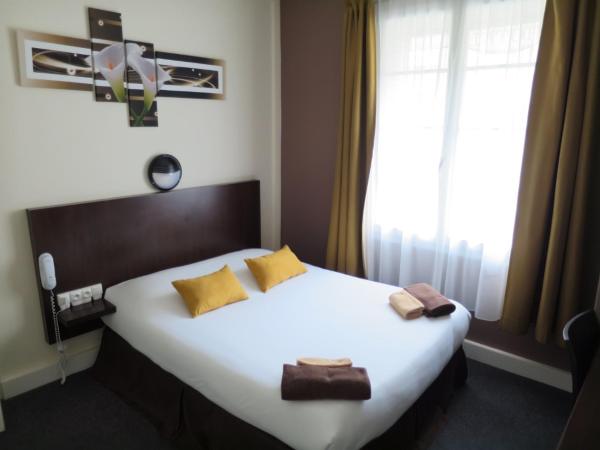 The photo shows the Hotel de la Paix located in the city of Caen.