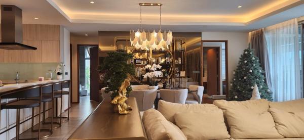 写真にはPhuket市にあるAngsana Beachfront Residencesが写っています。