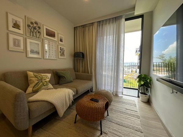 写真にはPhuket市にある2 BD Laguna Skypark Condoが写っています。