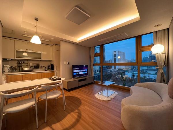 Close to Seoul Station Warm Home with Seoul Park View, Seoul