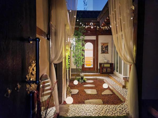 Hanok Private house with frond yard, Seoul