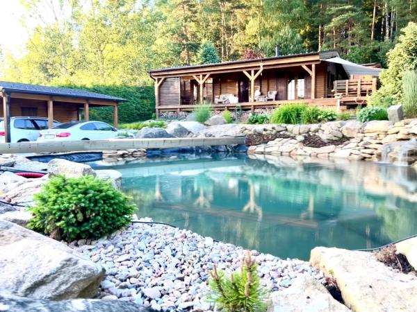 På bilden syns objektet Log cabins at Iron Rose in Czech Canada som ligger i staden Dobrotín.