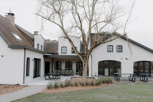 Op de foto is Villa Paule te zien, gelegen in de stad Dikkelvenne.