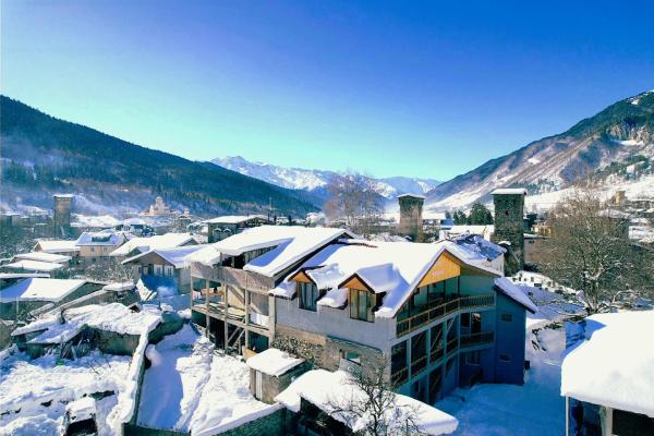 A la foto es mostra l'objecte Hotel Maria situat a la ciutat de Mestia.
