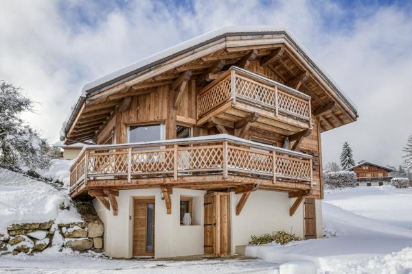 The photo shows the Chalet neuf La Perle du Perron located in the city of Cordon.