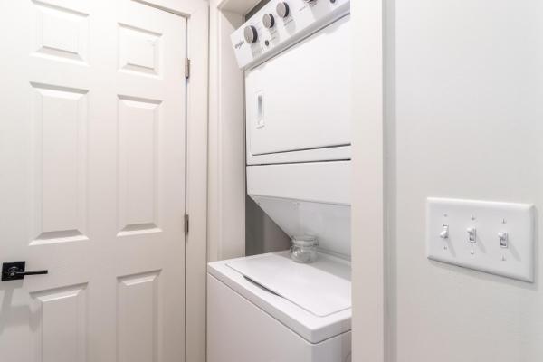 Billede 9: Fenced in backyard, 7 minutes from Downtown 2 bedroom