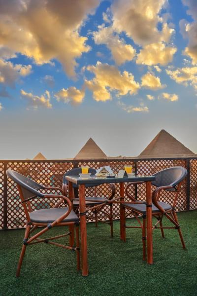 Nella foto è visibile l'oggetto Nefertari Pyramids View Inn situato nella città di Il Cairo.