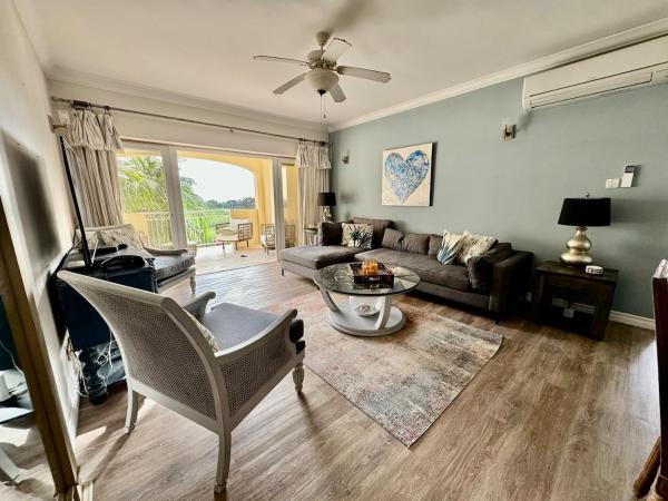 2Bed Modern Condo with AC, Pool, Rooftop patio, 5 Min to Beach, Christ Church