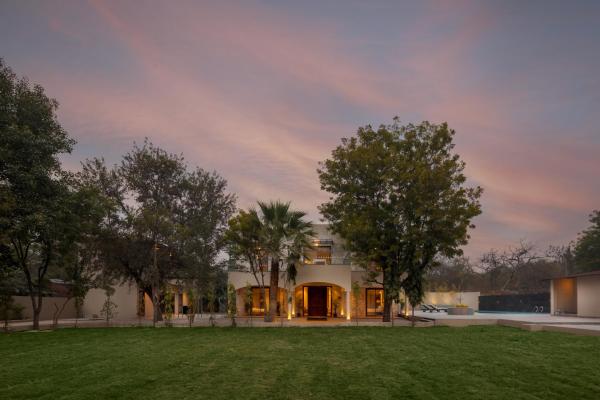 A la foto es mostra l'objecte SaffronStays Pristine Manor - 8-BR Udaipur villa with private pool, garden, and event space near Fateh Sagar Lake situat a la ciutat de Udaipur.