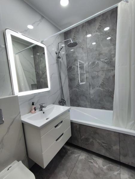 Kuvassa näkyy kohde 2-х комнатная квартира, joka sijaitsee kaupungissa Kökşetaw.