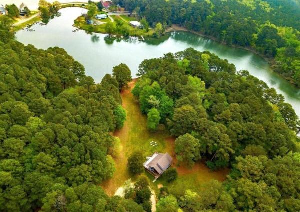 På billedet ses objektet 18-Acre Waterfront Sanctuary Peace and Privacy beliggende i byen Ridge.