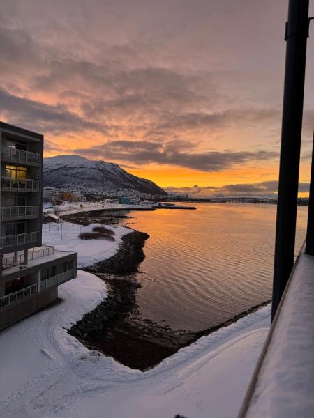 På billedet ses objektet Apartment with sea view on top floor beliggende i byen Tomasjorda.