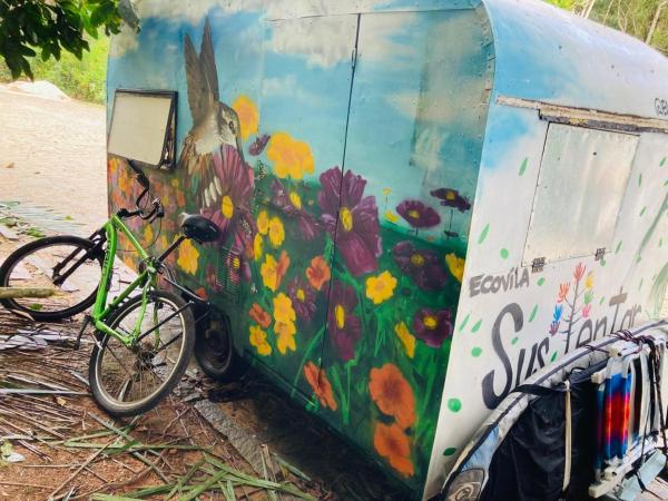 A la foto es mostra l'objecte Trailer Ecovila sustentar situat a la ciutat de Embu-Guaçu.