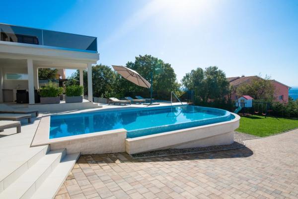 The photo shows the Villa Angela located in the city of Strimka.