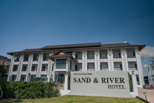 Na fotografii je vidět objekt Sand & River Hotel - แซนด์ แอนด์ ริเวอร์ หนองคาย nacházející se ve městě Sangkhom.