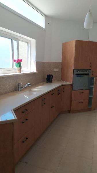 照片显示了位于Biriyya市的2 Bedroom Apartment with large garden物件。