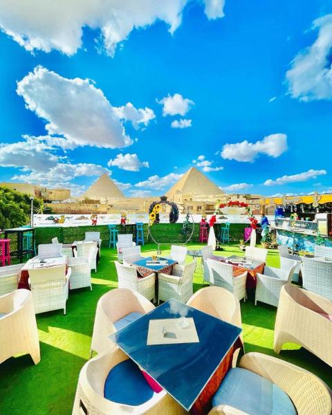 Na fotografii je vidět objekt Sunshine Pyramids INN nacházející se ve městě Káhira.