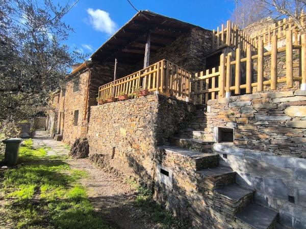 A la foto es mostra l'objecte Casa xisto do Açor situat a la ciutat de Açor.