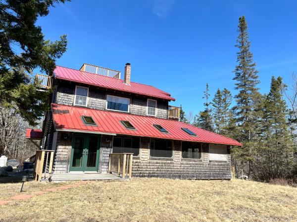På bildet vises objektet Sand Cove House som ligger i byen Prospect Harbor.