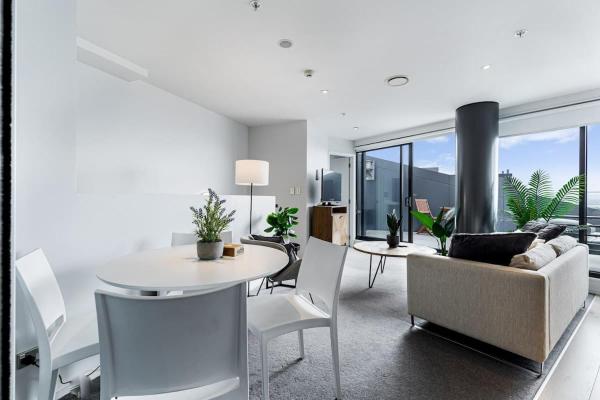 Photo 4 : Pool, Gym & Modern 2BR Sky Tower View Zodiak Stays