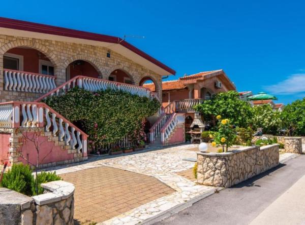 A la foto es mostra l'objecte Leček Cozy Apartments situat a la ciutat de Vir.