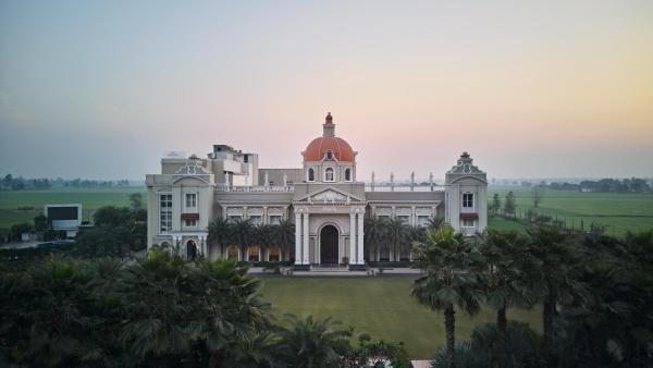 A la foto es mostra l'objecte Royal Kingdom Sarovar Portico Pilibhit situat a la ciutat de Pīlībhīt.
