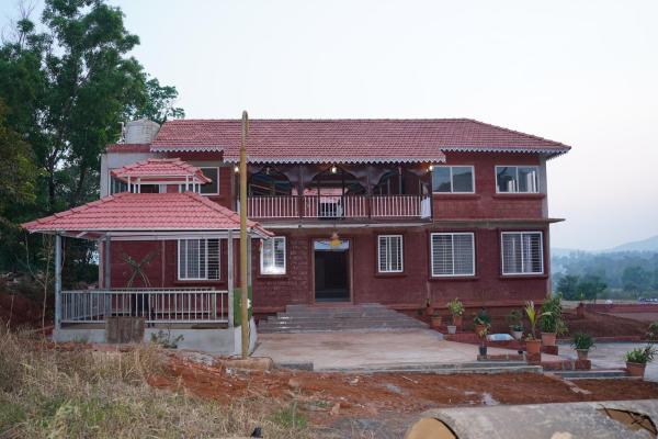 A la foto es mostra l'objecte Vanvarsha Resort situat a la ciutat de Devrukh.