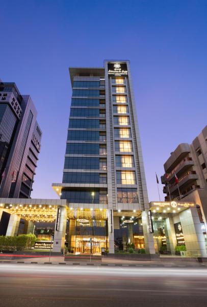 Na fotografii je vidět objekt Royal Continental Hotel nacházející se ve městě Dubaj.