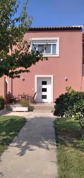 Auf dem Foto ist das Objekt Orion's House in der Stadt Potamós zu sehen.
