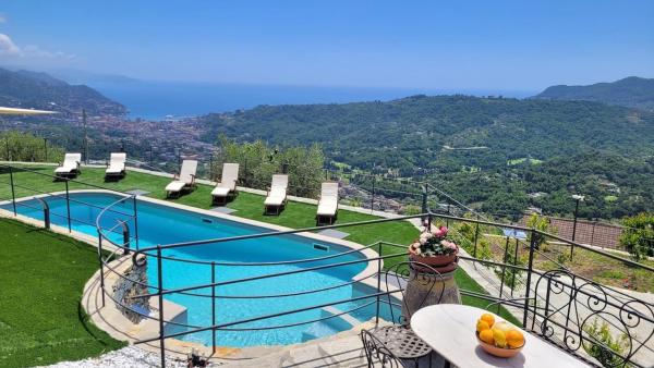 Na fotografii je vidět objekt Cozy pool-side house with sea view nacházející se ve městě Rapallo.