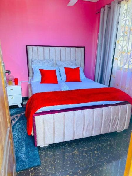 Central Beautiful & peaceful Private bedroom AC, Very fast WiFi, Dar es Salaam