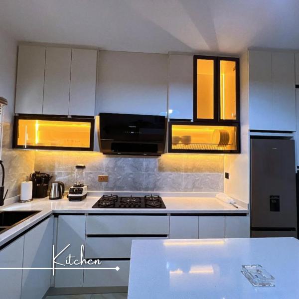 På billedet ses objektet Desireé by StayHub - Luxury 3 Bedroom with PS5 in Jahi beliggende i byen Abuja.