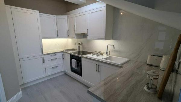 Foto 2: Spacious & stylish upgraded 1BD Malahide Marina