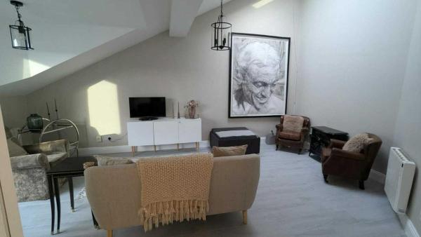 Foto 3: Spacious & stylish upgraded 1BD Malahide Marina
