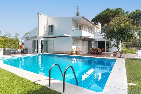 A la foto es mostra l'objecte Villa Yara situat a la ciutat de Troia.