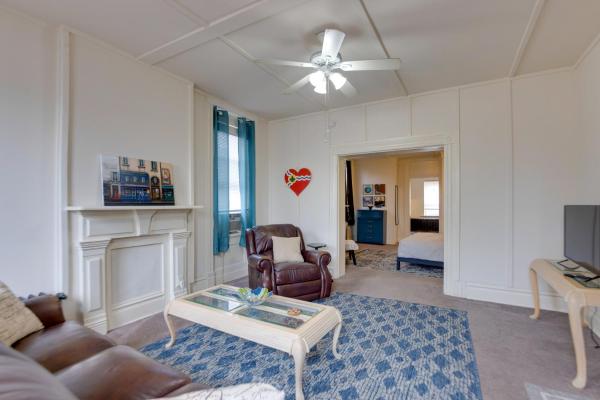 Na fotografii je vidět objekt 9 Mi to Downtown St Louis Apt with Fire Pit Access nacházející se ve městě Millstadt Junction.