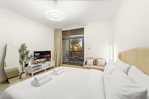 A la foto es mostra l'objecte Cozy Studio with Scenic Canal Views situat a la ciutat de Dubai.