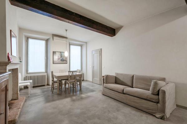 Na fotografii je vidět objekt HOST4U - LOGGIA Square Apartment in Brescia City Center Piazza della Loggia & Piazza Vittoria nacházející se ve městě Brescia.