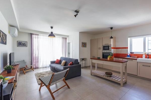 Central 2BR, sunny terrace and top location close to Beach